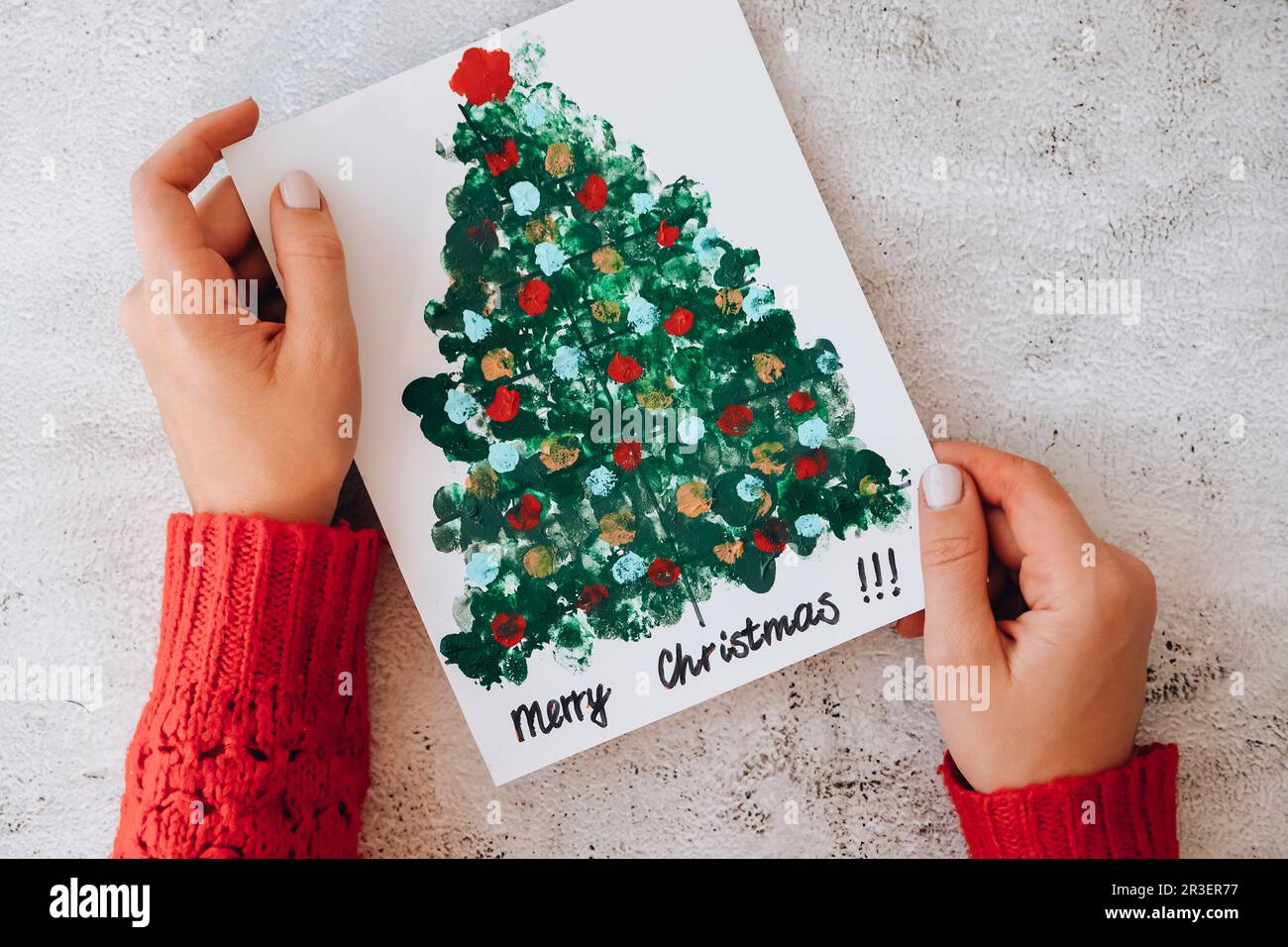 Peindre avec les doigts arbre de Noël joyeux. Étape par étape. Bonne année Noël décoration d'arbre bricolage faire une carte de voeux fait main cra Banque D'Images