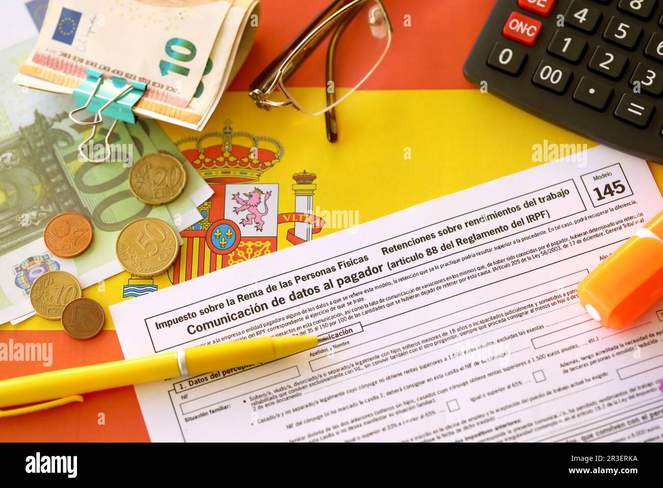 KIEV, UKRAINE - 4 MAI 2022 Modelo 145 formulaire d'impôt espagnol dédié à l'impôt sur le revenu des particuliers IRPF pour le calcul de la retenue d'impôt sur le revenu des particuliers appliquée à vos salaires chaque mois Banque D'Images