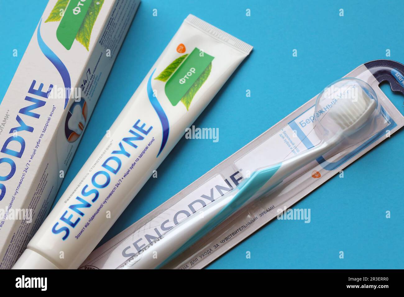 KIEV, UKRAINE - 4 MAI 2022 Sensodyne fluor ou fluor est un dentifrice quotidien au fluorure qui aide à protéger contre la sensibilité des dents Banque D'Images