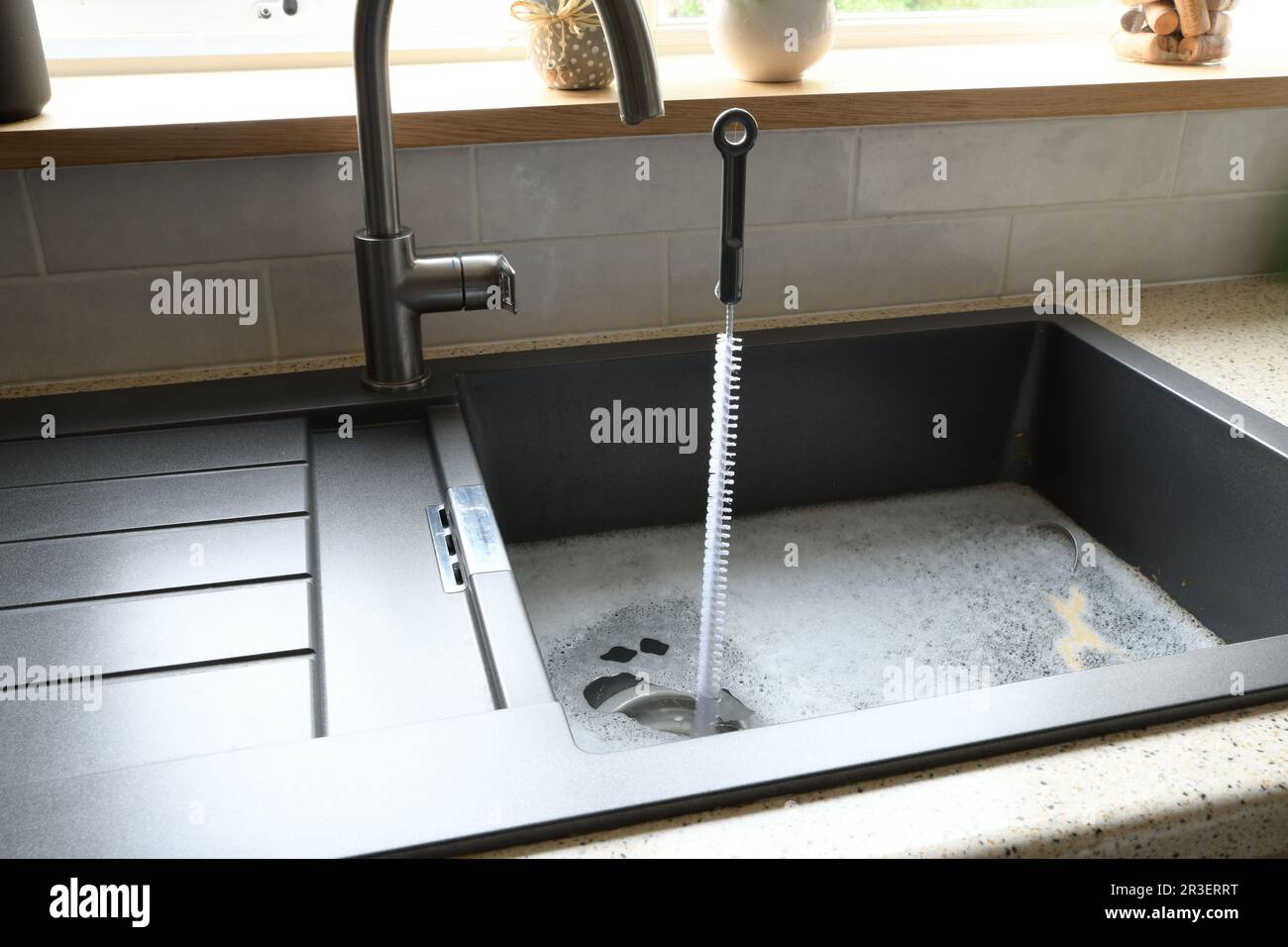 Évier de cuisine débordant, drain bouché, problèmes de plomberie, essayer  de déboucher Photo Stock - Alamy