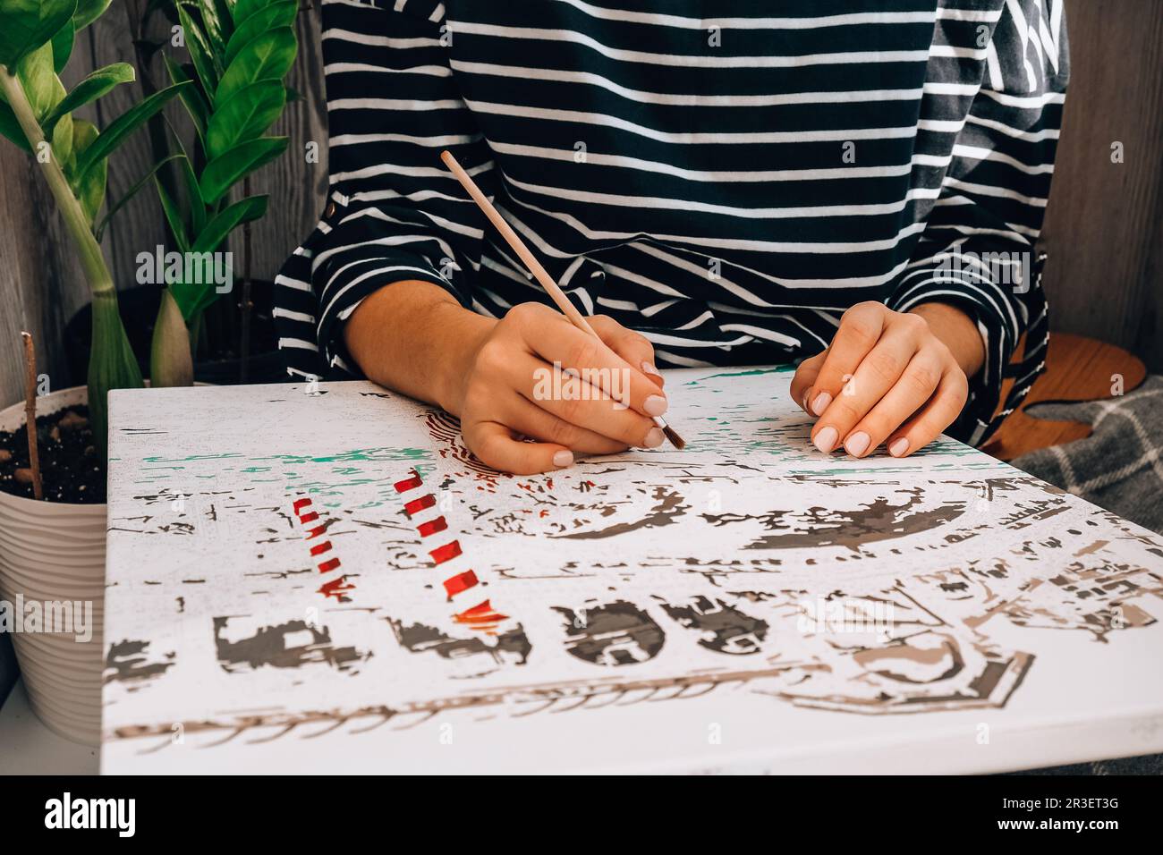 Femmes mains coloriage toile image par chiffres Créatif passe-temps. Peinture pour débutants. Activités de loisirs pour rester à la maison, Banque D'Images