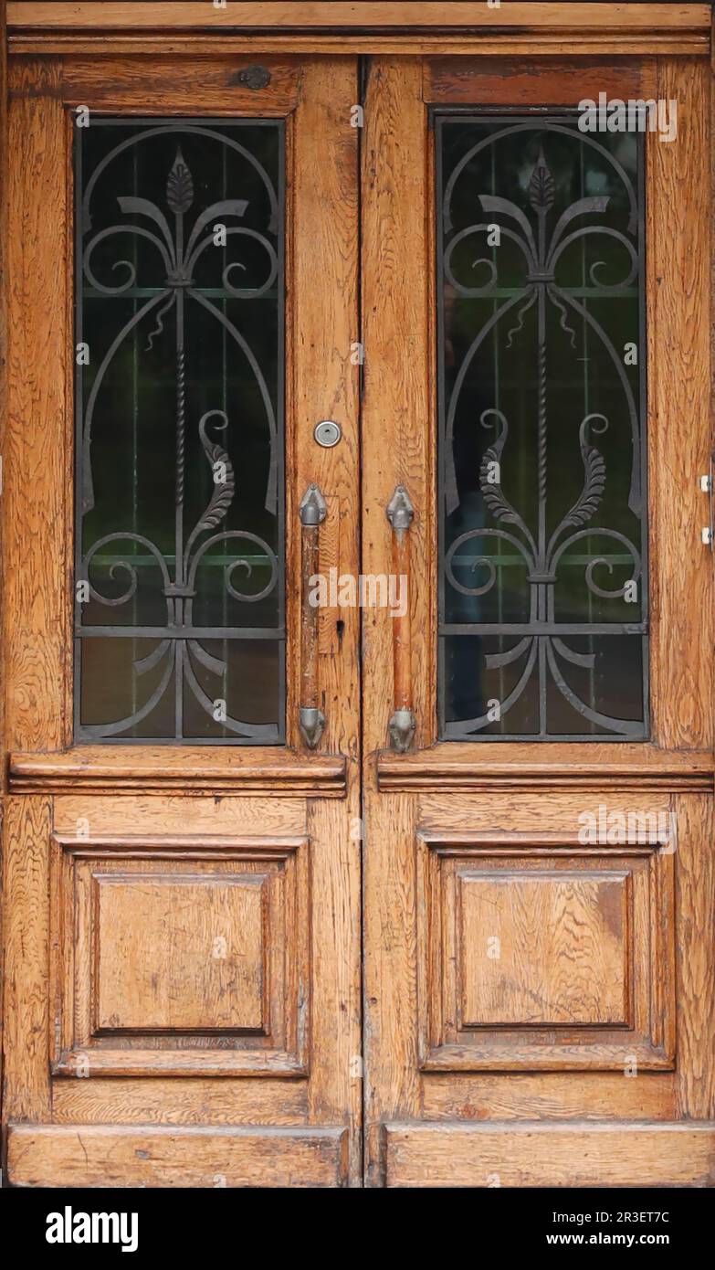 Ancienne texture de porte en bois de style médiéval européen. La texture détaillée de la porte brun vieilli fermée des planches et planches de bois altérées et tachées Banque D'Images