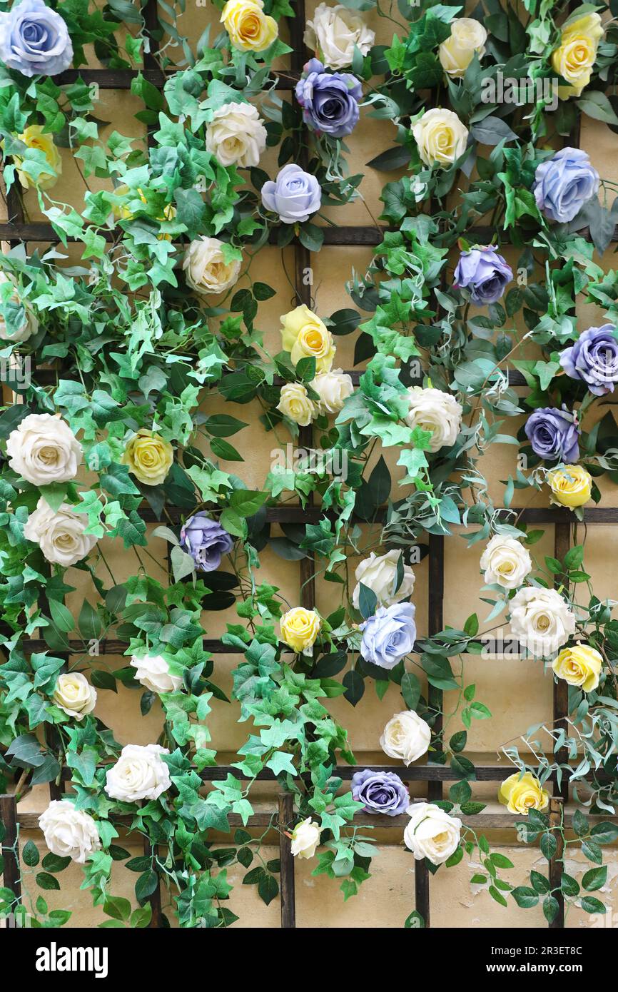 Décoration objet d'art urbain de fleurs élégantes colorées sur filet de bois sur mur Banque D'Images