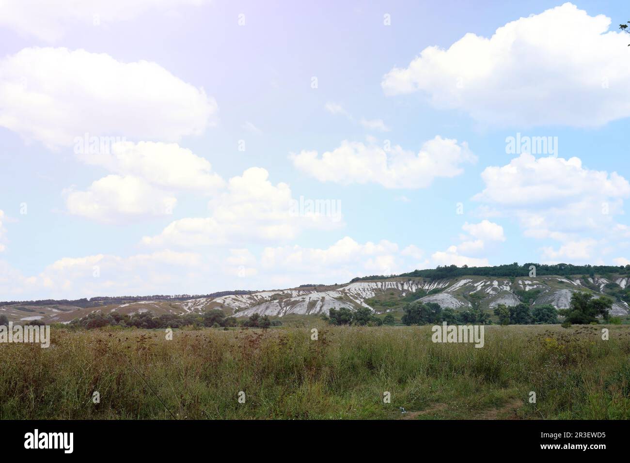 D'anciennes montagnes de craie de plusieurs millions de personnes sur la surface de la steppe de la terre. Montagnes de craie blanche dans la réserve de parc de Dvurechansky en Ukraine Banque D'Images