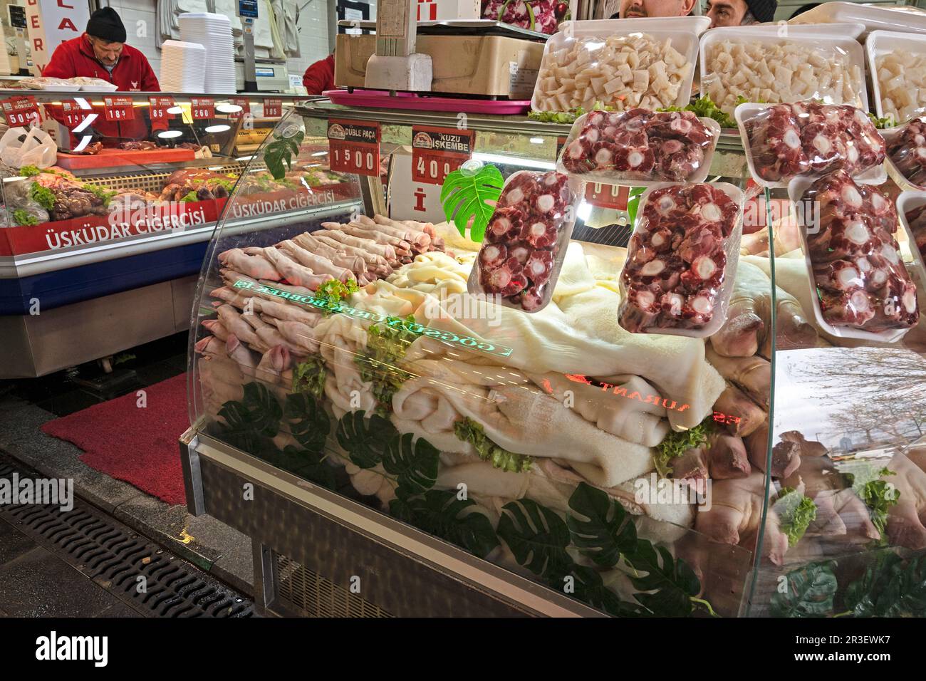 Stomachs de moutons, foie et pieds de vache dans un marché au marché des pêcheurs d'Uskudar, Istanbul. Banque D'Images