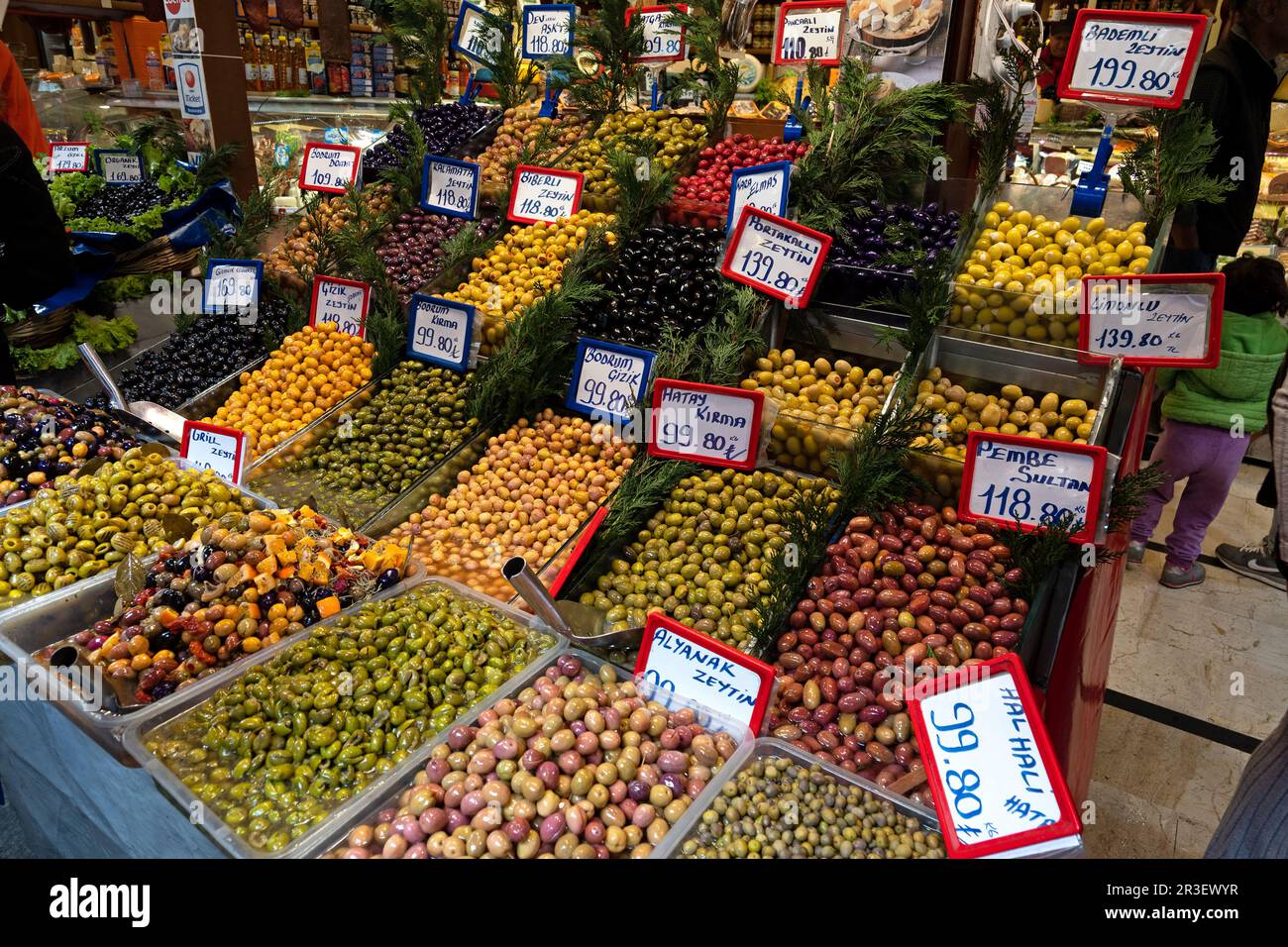 Des piles d'olives en vente sur le marché de Kadikoy, à Istanbul. Banque D'Images