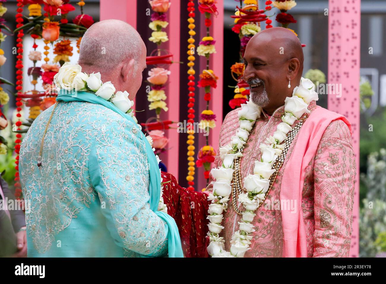 Manoj Malde et Clive Gillmor échangent les voeux de mariage. La cérémonie de mariage du présentateur de The BBC Your Garden Made Perfect et Channel 4 Garden of the Year, Manoj Malde et Clive Gillmor de Couture Gardens, a lieu au Chelsea Flower Show - une première dans les 110 ans d'histoire de l'événement. Le mariage a lieu dans le RHS et l'Eastern Eye Garden of Unity qui est décoré avec un arrangement de couleurs de marigolds orange et rose utilisé dans le culte hindou. Banque D'Images