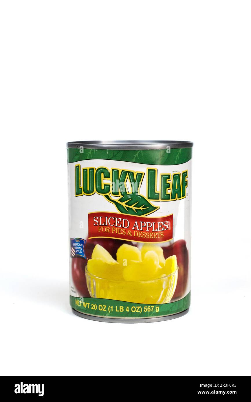 Boîte de pommes en tranches de marque Lucky Leaf pour tartes et desserts sur fond blanc. ÉTATS-UNIS. Banque D'Images