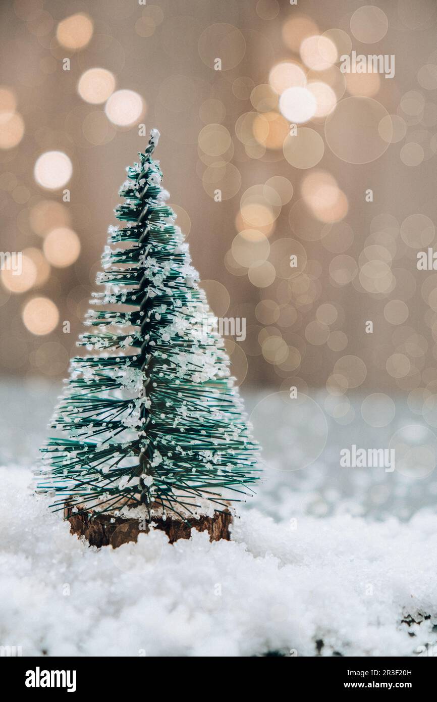 Arbre de Noël sur fond bokeh clair.Design minimaliste pastel pour le nouvel an.Carte de vœux des fêtes d'hiver. Banque D'Images