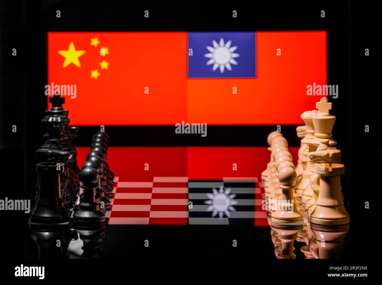 Image conceptuelle de la guerre entre la Chine et Taïwan en utilisant des pièces d'échecs et des drapeaux nationaux Banque D'Images