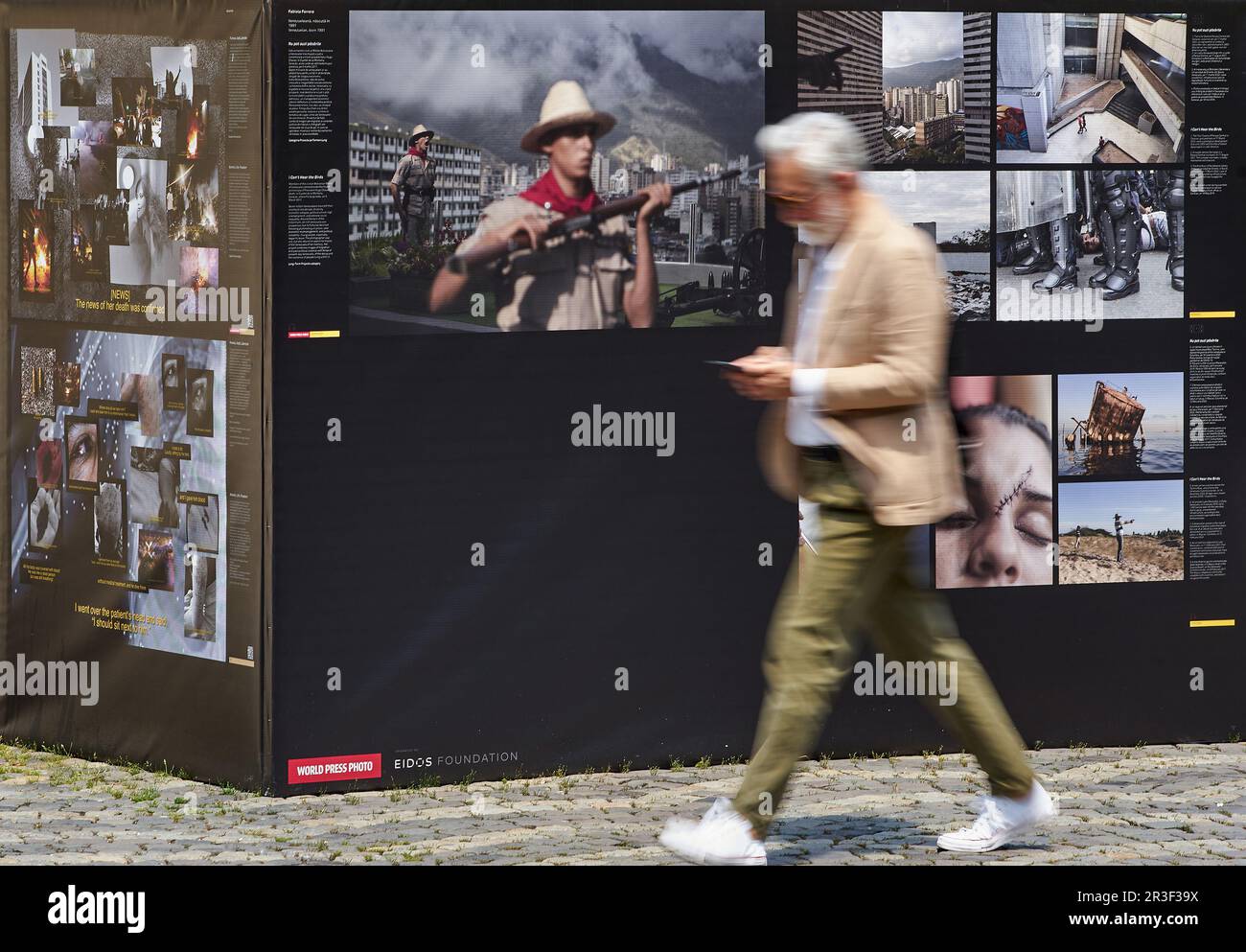 Bucarest, Roumanie. 23rd mai 2023: World Press photo 2023 exposition en plein air sur la place de l'Université de Bucarest. L'exposition, ouverte sur 5 mai, ca Banque D'Images