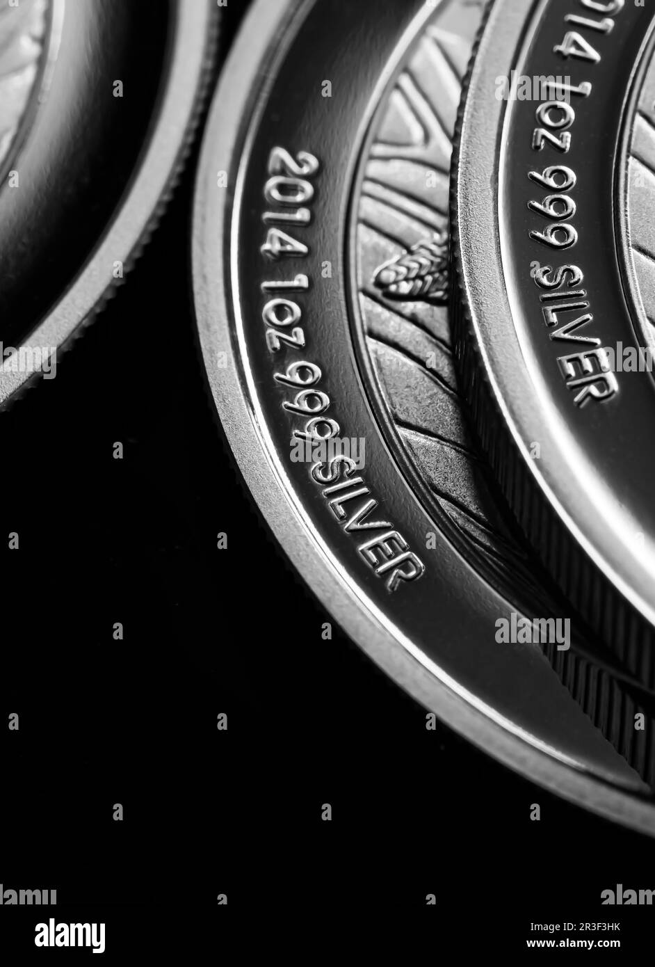 Gros plan de Silver Bullion coin sur fond noir miroir Banque D'Images