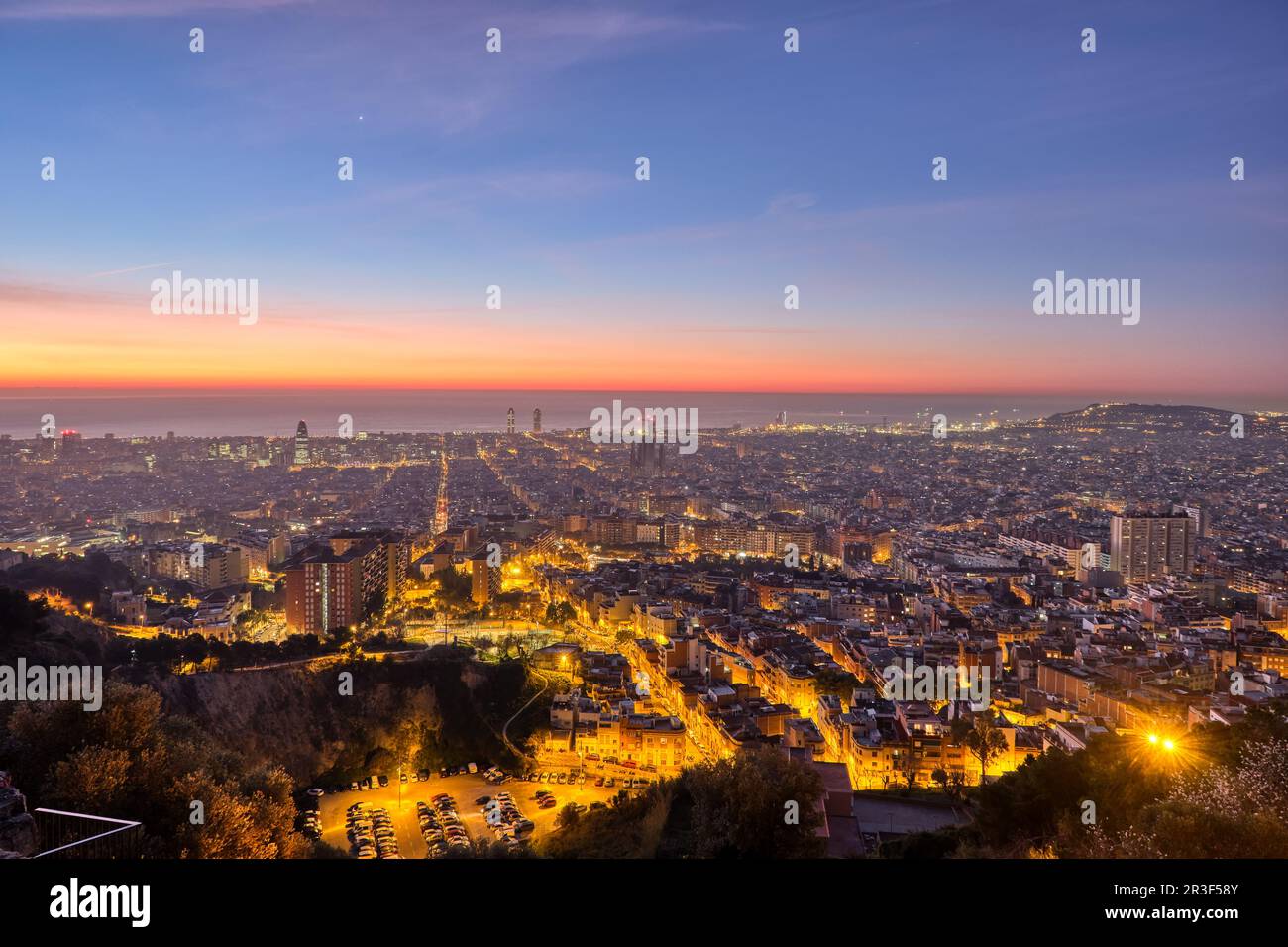 Vue magnifique sur Barcelone et la mer Méditerranée au lever du soleil Banque D'Images