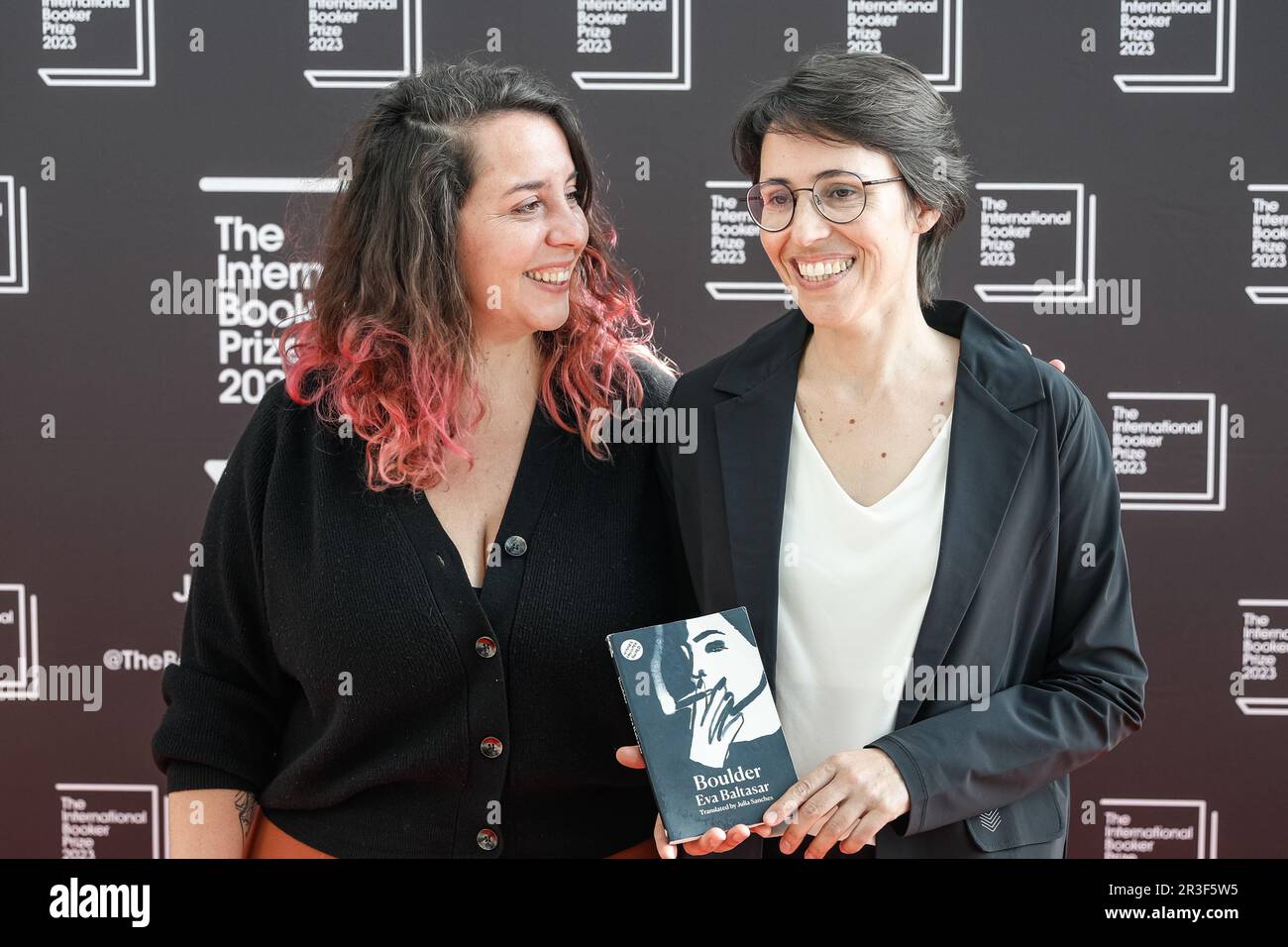 Londres, Royaume-Uni. 23rd mai 2023. Julia Sanches (l), traductrice «Boulder», et Eva Baltasar (r), auteure. Des auteurs, des traducteurs et des juges, ainsi que des invités spéciaux, se trouvent sur le tapis rouge de la cérémonie d'annonce du Prix international de l'Booker 2023, qui s'est tenue à Sky Garden, dans la ville de Londres. Crédit : Imagetraceur/EMPICS/Alamy Live News Banque D'Images