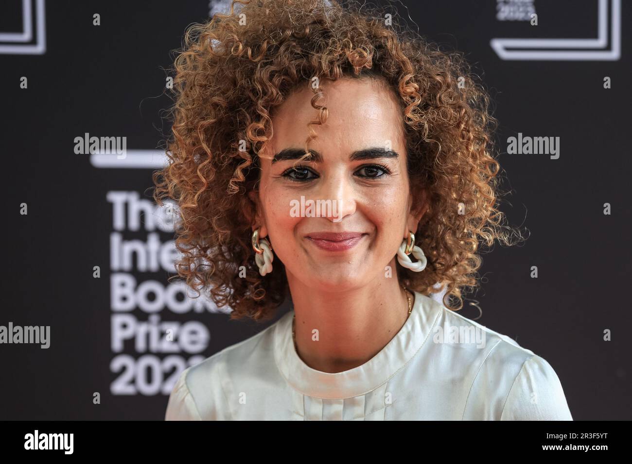 Londres, Royaume-Uni. 23rd mai 2023. Leila Slimani, juge (président). Des auteurs, des traducteurs et des juges, ainsi que des invités spéciaux, se trouvent sur le tapis rouge de la cérémonie d'annonce du Prix international de l'Booker 2023, qui s'est tenue à Sky Garden, dans la ville de Londres. Crédit : Imagetraceur/EMPICS/Alamy Live News Banque D'Images