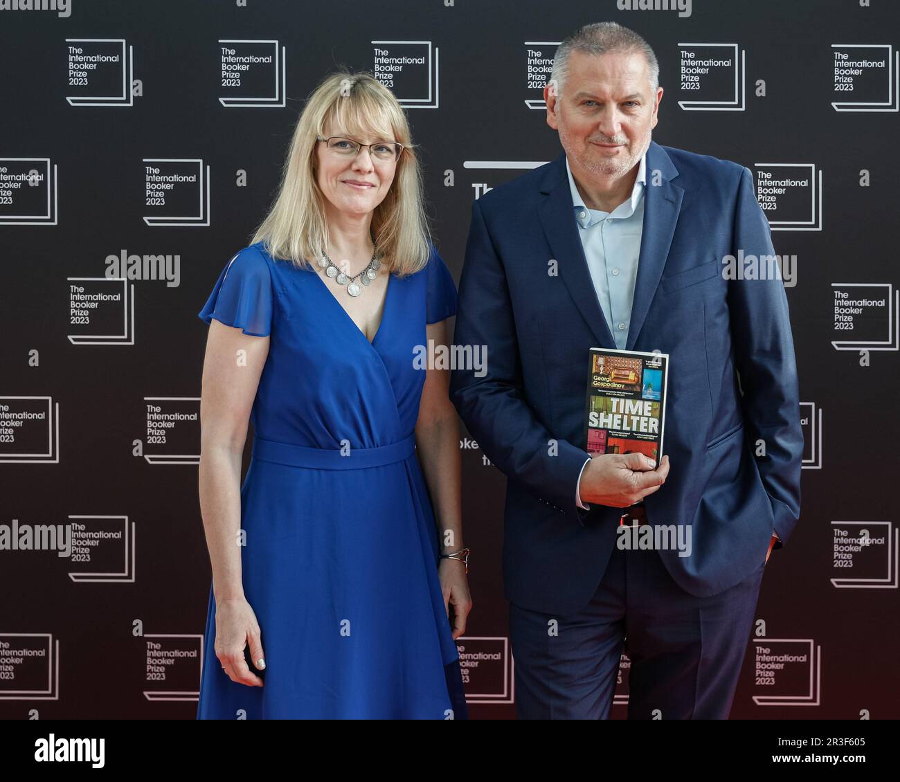 Londres, Royaume-Uni. 23rd mai 2023. Le gagnant: L'auteur "Time Shelter" Georgi Gospodinov et le translator Angela Rodel. Des auteurs, des traducteurs et des juges, ainsi que des invités spéciaux, se trouvent sur le tapis rouge de la cérémonie d'annonce du Prix international de l'Booker 2023, qui s'est tenue à Sky Garden, dans la ville de Londres. Crédit : Imagetraceur/EMPICS/Alamy Live News Banque D'Images