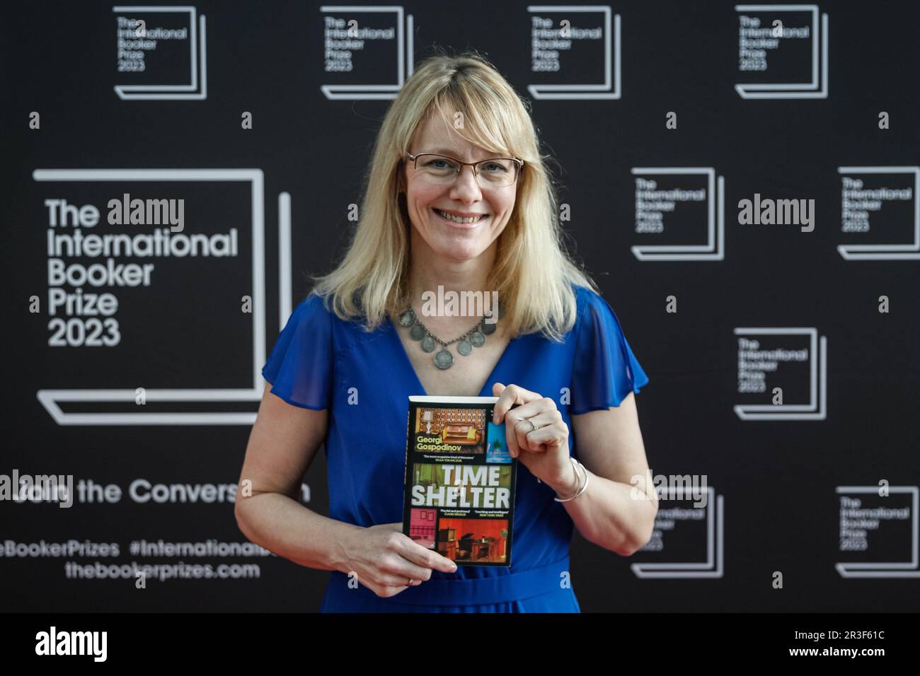 Londres, Royaume-Uni. 23rd mai 2023. Translator « Time Shelter » Angela Rodel. Des auteurs, des traducteurs et des juges, ainsi que des invités spéciaux, se trouvent sur le tapis rouge de la cérémonie d'annonce du Prix international de l'Booker 2023, qui s'est tenue à Sky Garden, dans la ville de Londres. Crédit : Imagetraceur/EMPICS/Alamy Live News Banque D'Images