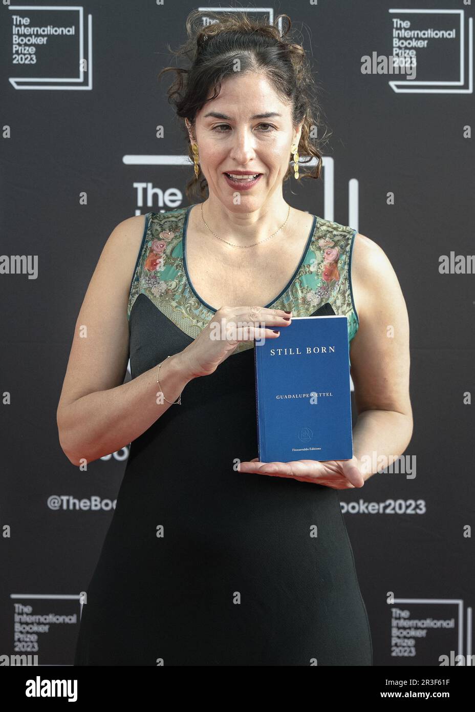 Londres, Royaume-Uni. 23rd mai 2023. Auteur Guadalupe Nettel . Des auteurs, des traducteurs et des juges, ainsi que des invités spéciaux, se trouvent sur le tapis rouge de la cérémonie d'annonce du Prix international de l'Booker 2023, qui s'est tenue à Sky Garden, dans la ville de Londres. Crédit : Imagetraceur/EMPICS/Alamy Live News Banque D'Images