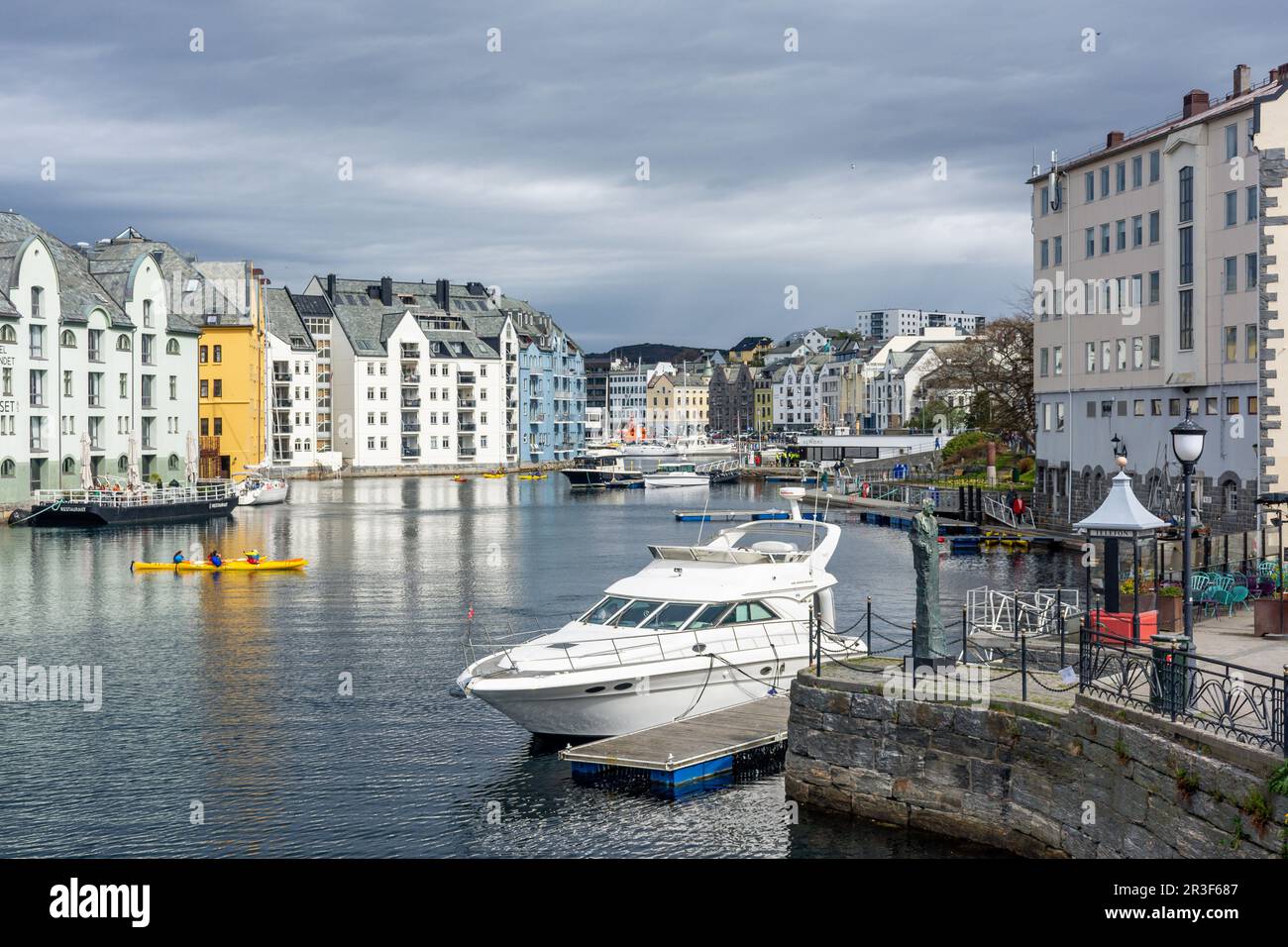 Kayak sur le port intérieur (Ålesundet) et Byvandreren Sculpture, Ålesund, Møre og Romsdal, Norvège Banque D'Images
