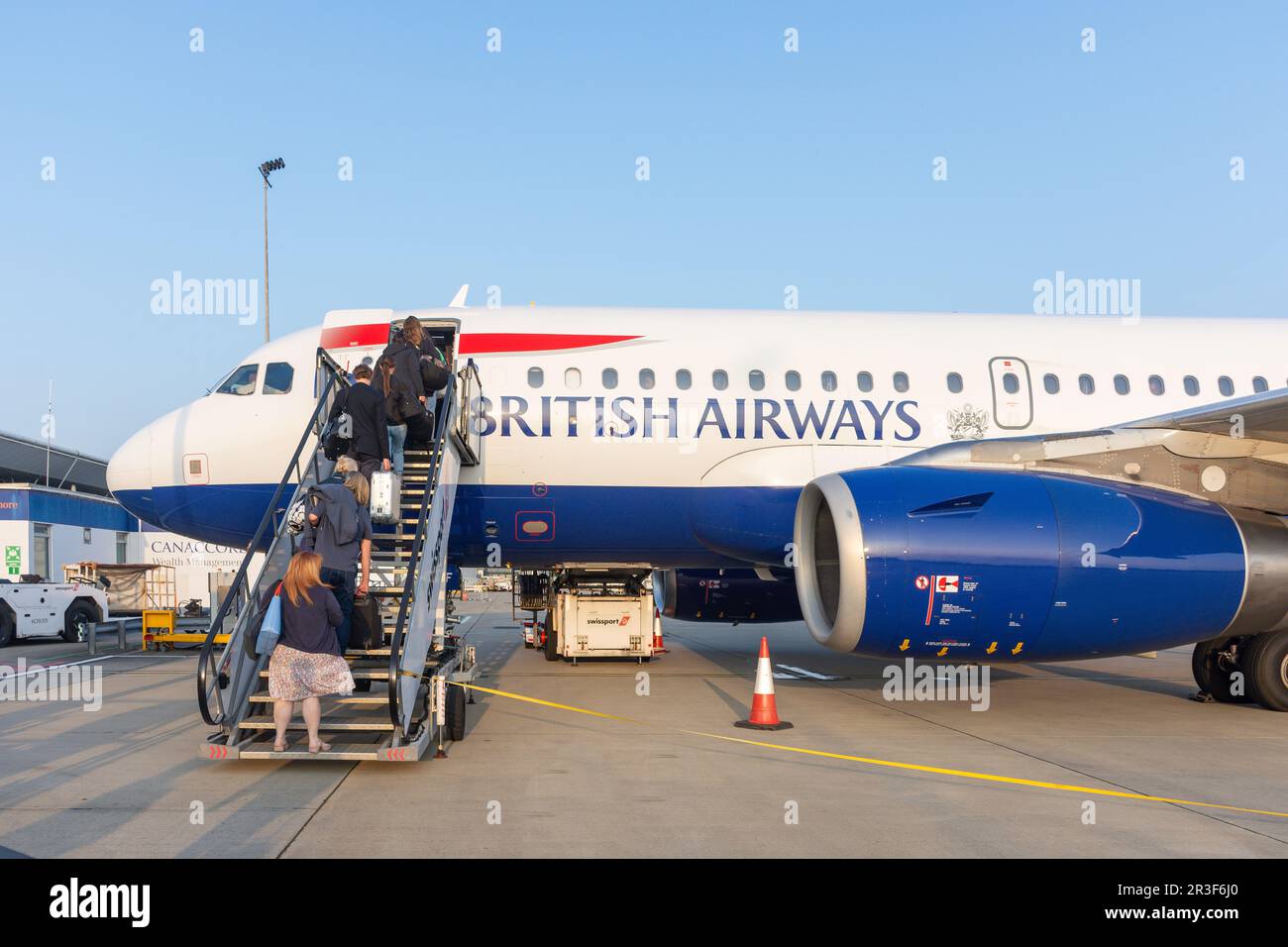 Passagers à bord de l'Airbus A319 de British Airways à l'aéroport international de Jersey, St Peter, Jersey, îles Anglo-Normandes Banque D'Images