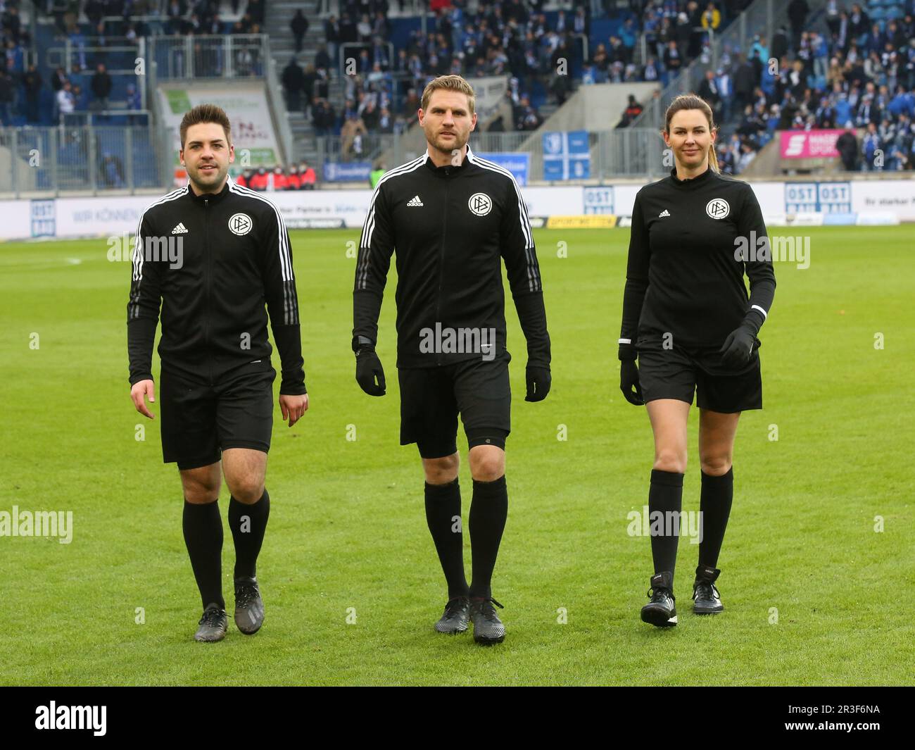 Équipe arbitre Timo Gerlach,Tobias EndriÃŸ et Christina Biehl DFB 3.saison de la Ligue 2021-22 22.Matchday 1.FC Magdeburg - TSV Havelse Banque D'Images