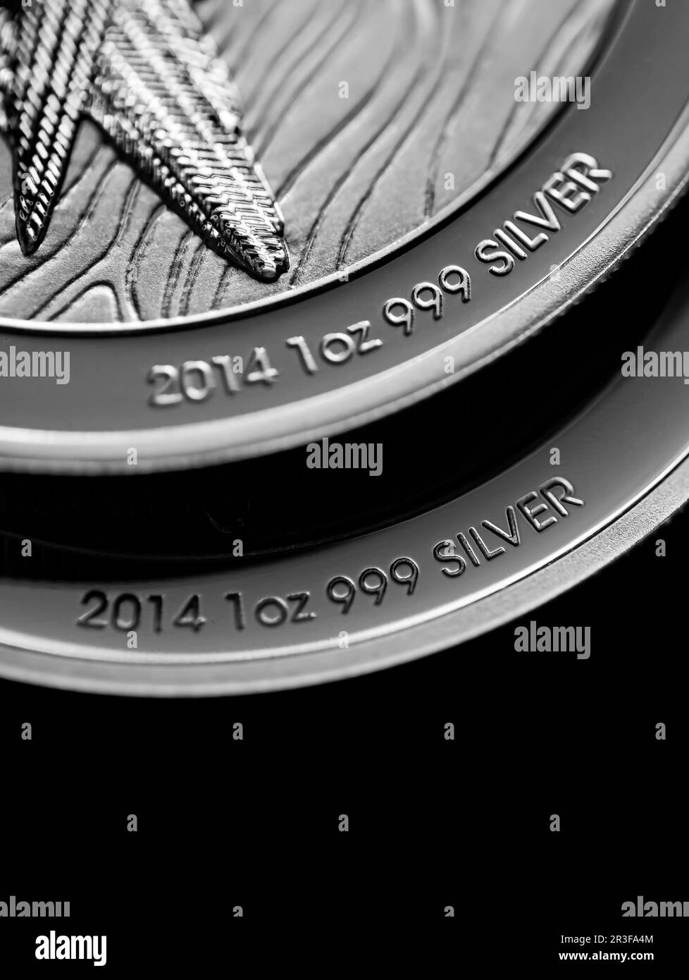 Gros plan de Silver Bullion coin sur fond noir miroir Banque D'Images