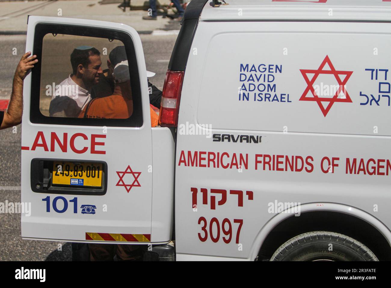 Naplouse, Palestine. 23rd mai 2023. Magen David Adom paramédical apporte un colon israélien à l'ambulance après qu'il a été frappé par une pierre qui lui a été lancée, dans la ville de Hawara, au sud de Naplouse, en Cisjordanie occupée. Deux colons israéliens ont été blessés après que des jeunes Palestiniens ont lancé des pierres sur leur voiture pendant qu'ils passaient, dans la ville de Hawara. Crédit : SOPA Images Limited/Alamy Live News Banque D'Images