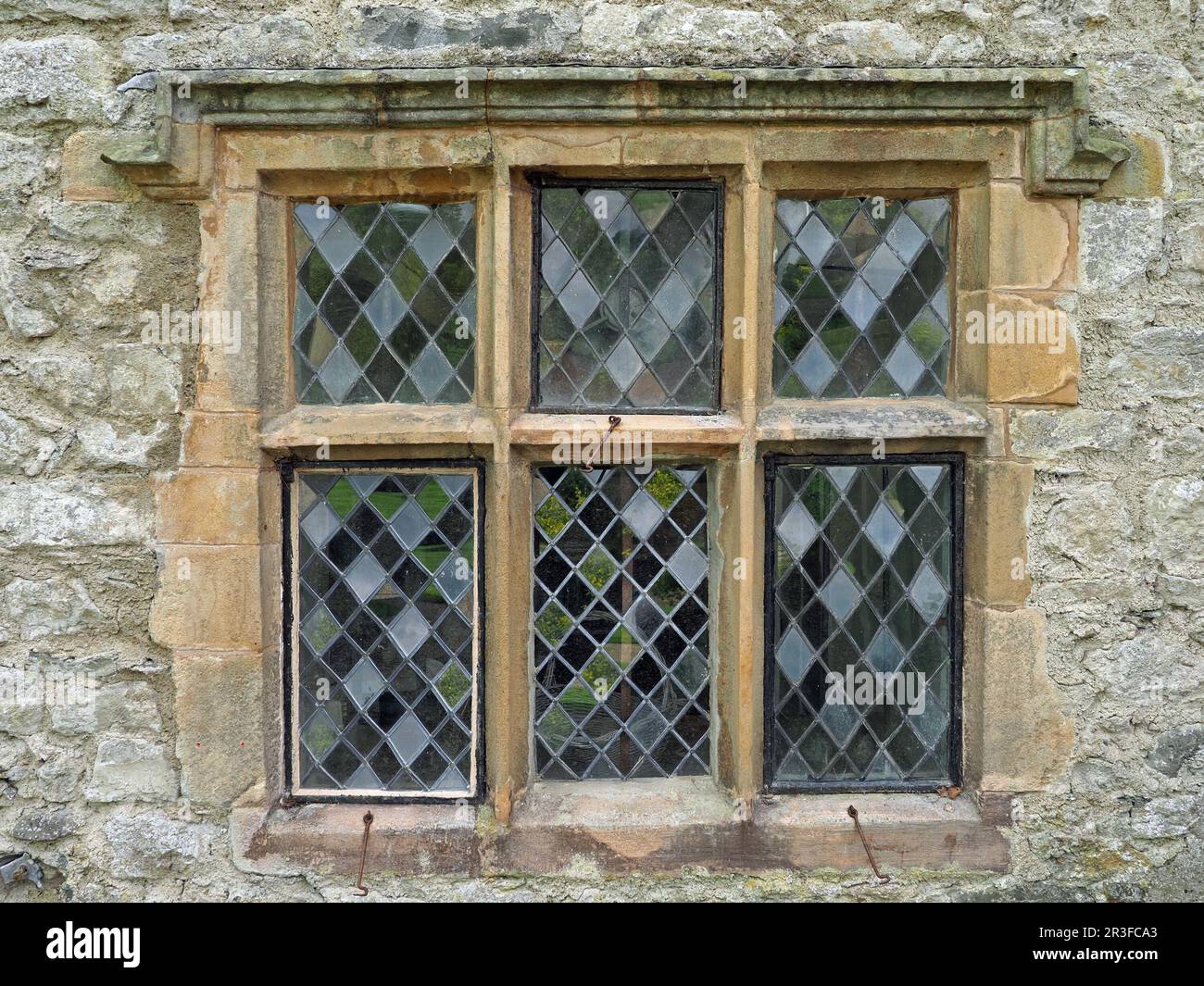 6 fenêtres à panneaux, avec vitrage au plomb en forme de losange reflétant la lumière irrégulièrement à Cumbria, Angleterre, Royaume-Uni Banque D'Images
