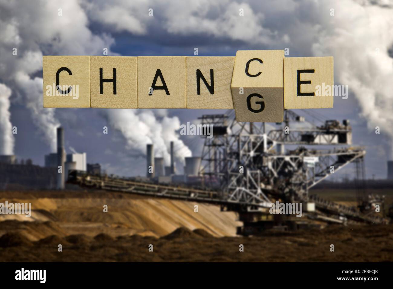 Chance ou changement, image symbolique, changement de politique climatique et sortie de l'exploitation minière du charbon brun Banque D'Images