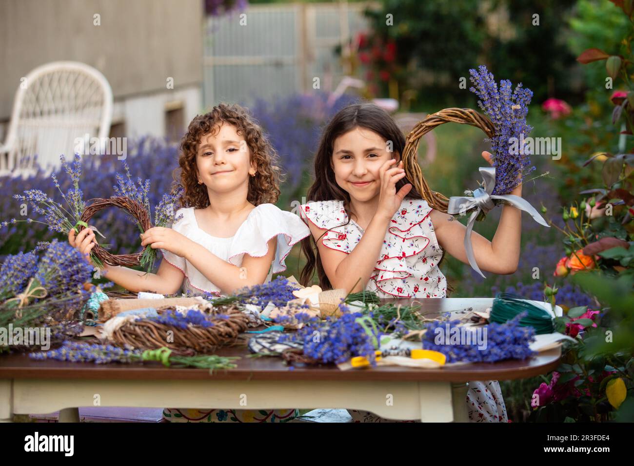 Les filles font des couronnes de lavande faites maison comme décor Banque D'Images