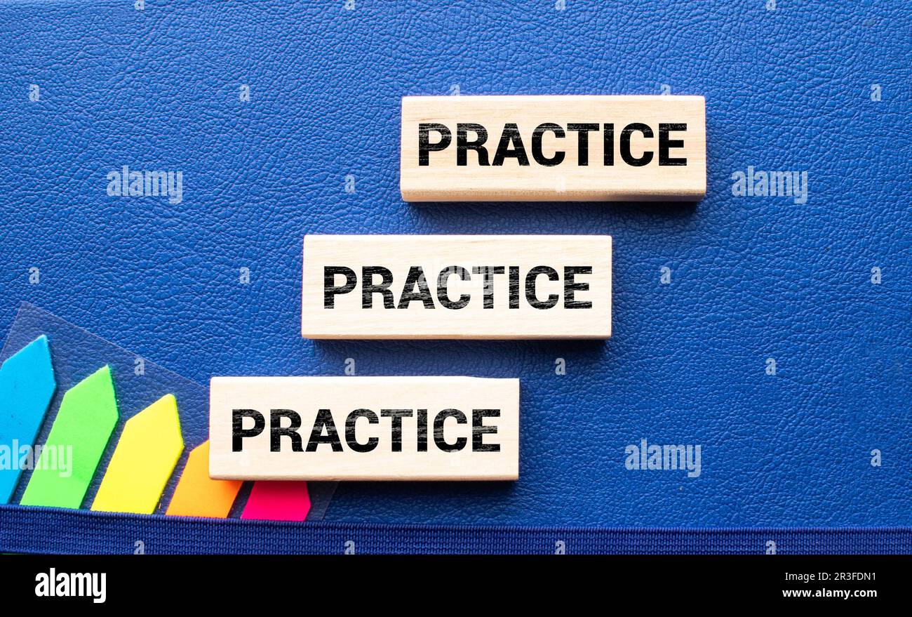 Pratiquer le type aléatoire de symbole de bonté. Concept mots pratique aléatoire genre de bonté sur bloc de bois. Magnifique fond gris de table. Affaires Banque D'Images