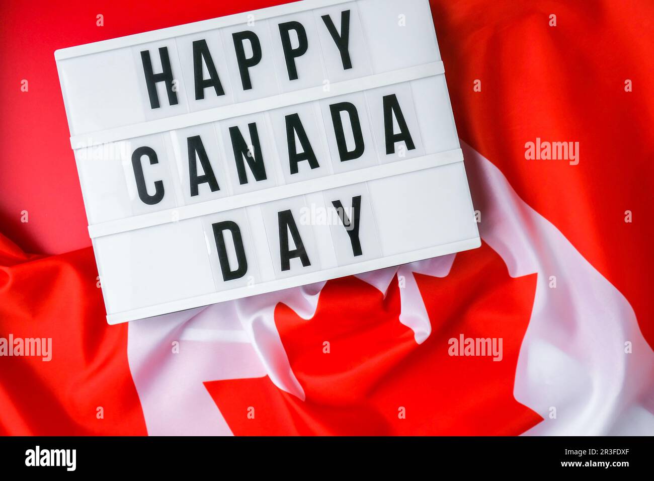 Le drapeau national du Canada. Visionneuse avec texte HAPPY CANADA DAY Canadian Flag ou la feuille d'érable. Patriotisme. Rela internationale Banque D'Images