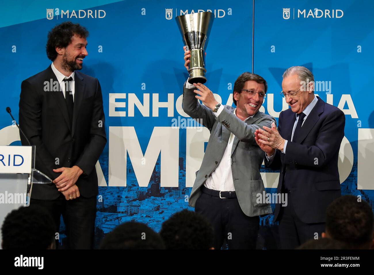 Madrid, Espagne. 23rd mai 2023. Le maire de Madrid, José Luis Martínez-Almeida (C) lève le trophée remporté par Real Madrid basketball accompagné de Florentino Pérez (R), président du Real Madrid et Sergio Llull, joueur de basket-ball du Real Madrid. Le basket-ball Real Madrid a remporté son onzième titre de champion européen, la plus haute compétition continentale, après avoir battu la Grèce Olympiakos 78-79 dans une finale tenue à la Zalgirio Arena de Kaunas (Lituanie). (Photo de David Canales/SOPA Images/Sipa USA) Credit: SIPA USA/Alay Live News Banque D'Images