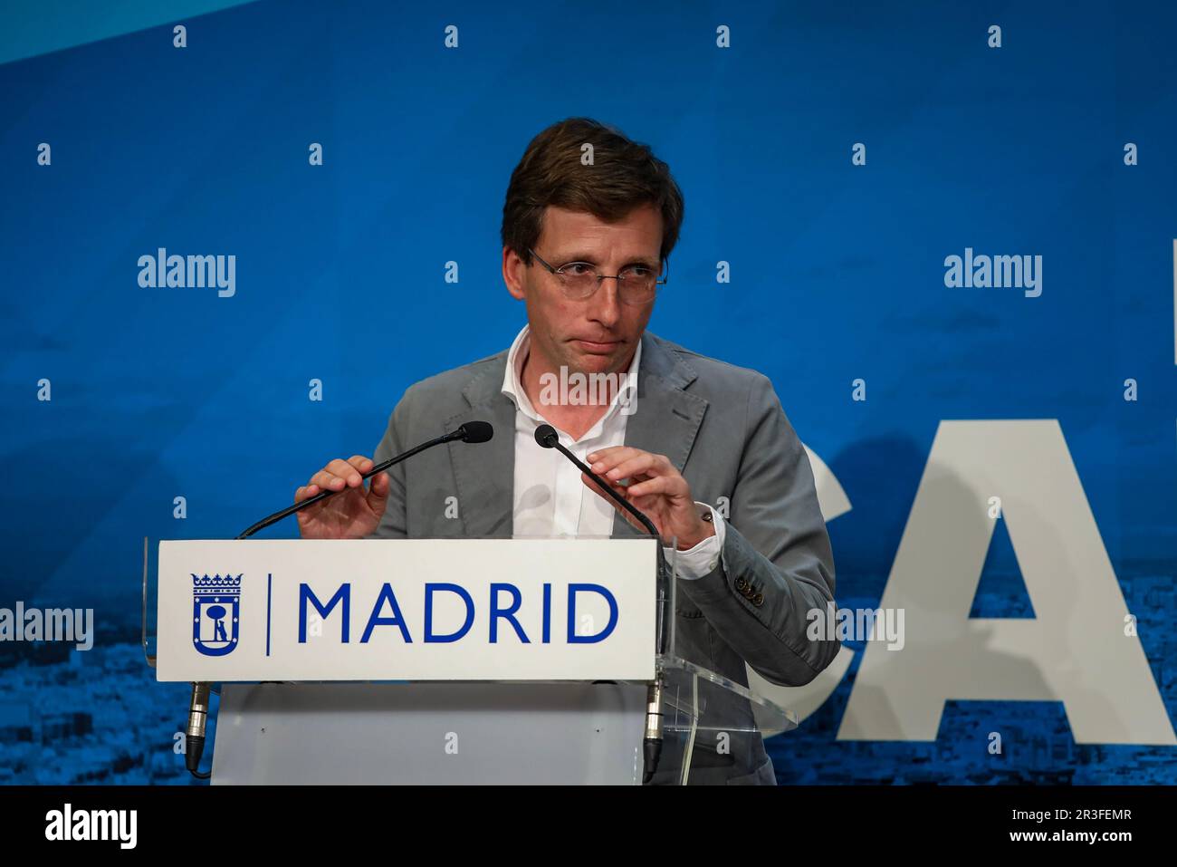 Madrid, Espagne. 23rd mai 2023. Le maire de Madrid, José Luis Martínez-Almeida, prononce des discours au cours de l'événement. Le basket-ball Real Madrid a remporté son onzième titre de champion européen, la plus haute compétition continentale, après avoir battu la Grèce Olympiakos 78-79 dans une finale tenue à la Zalgirio Arena de Kaunas (Lituanie). (Photo de David Canales/SOPA Images/Sipa USA) Credit: SIPA USA/Alay Live News Banque D'Images