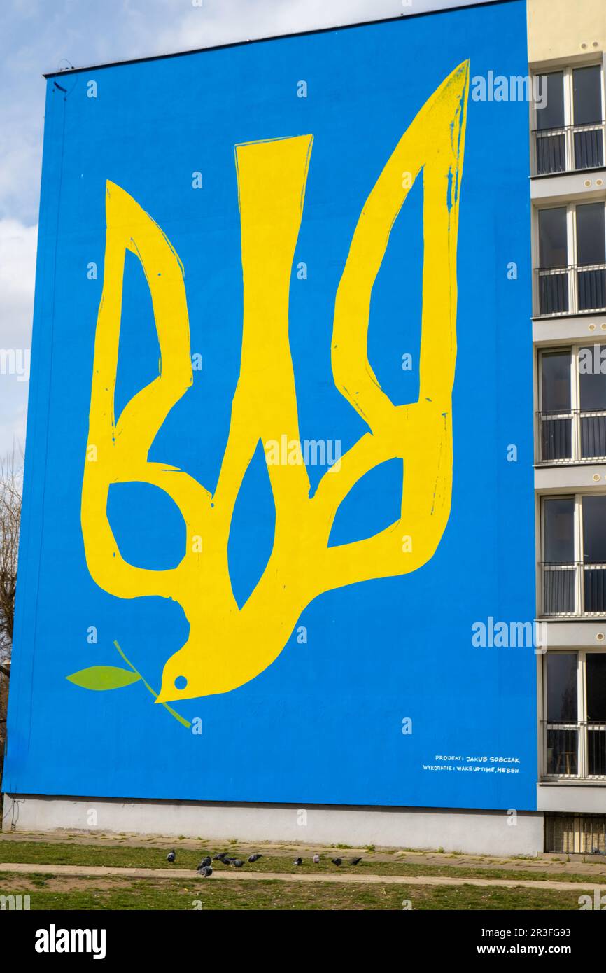 Gdansk Pologne Mars 2022 UKRAINE emblème national avec le pigeon symbole de la paix EN GRAFFITI. Peinture murale dans la maison de bâtiment Pologne Banque D'Images