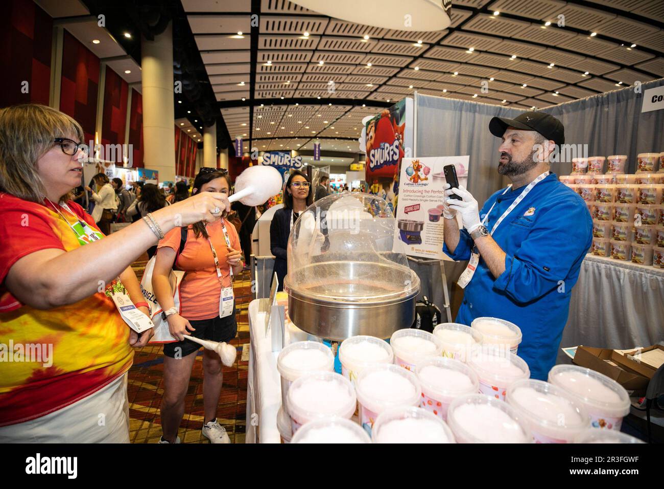 Chicago, États-Unis. 23rd mai 2023. Un participant essaie des bonbons en coton à l'exposition Sweets and snacks à Chicago, aux États-Unis, sur 23 mai 2023. L'exposition des sucreries et des collations 2023 se tient à la place McCormick de Chicago, de 22 mai à 25 mai. Credit: Vincent D. Johnson/Xinhua/Alay Live News Banque D'Images