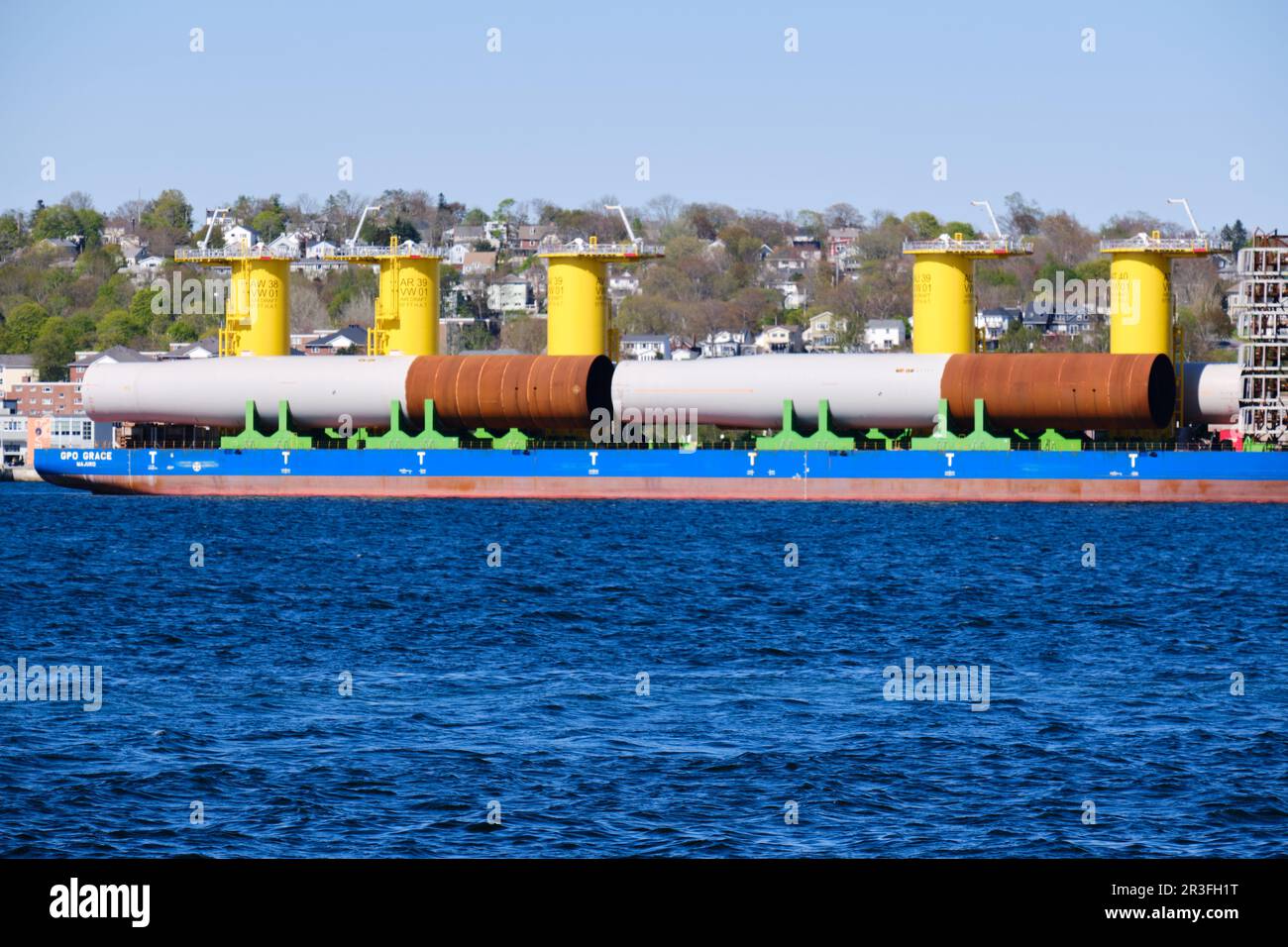 Le navire Heavylift GPO GRACE avec la cargaison de pièces d'éolienne pour Vineyard wind1 dans le port de Halifax Banque D'Images