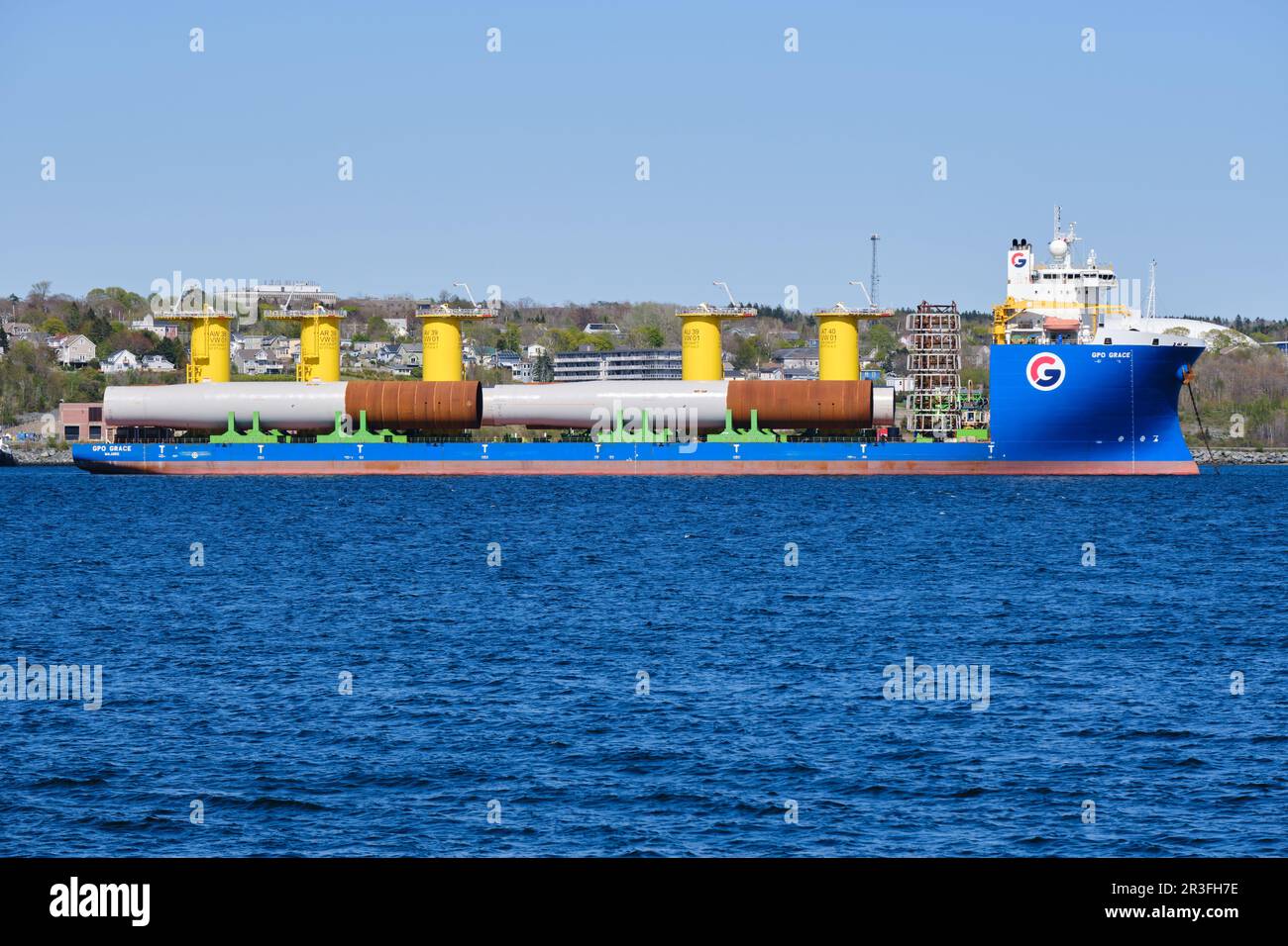 Le navire Heavylift GPO GRACE avec la cargaison de pièces d'éolienne pour Vineyard wind1 dans le port de Halifax Banque D'Images