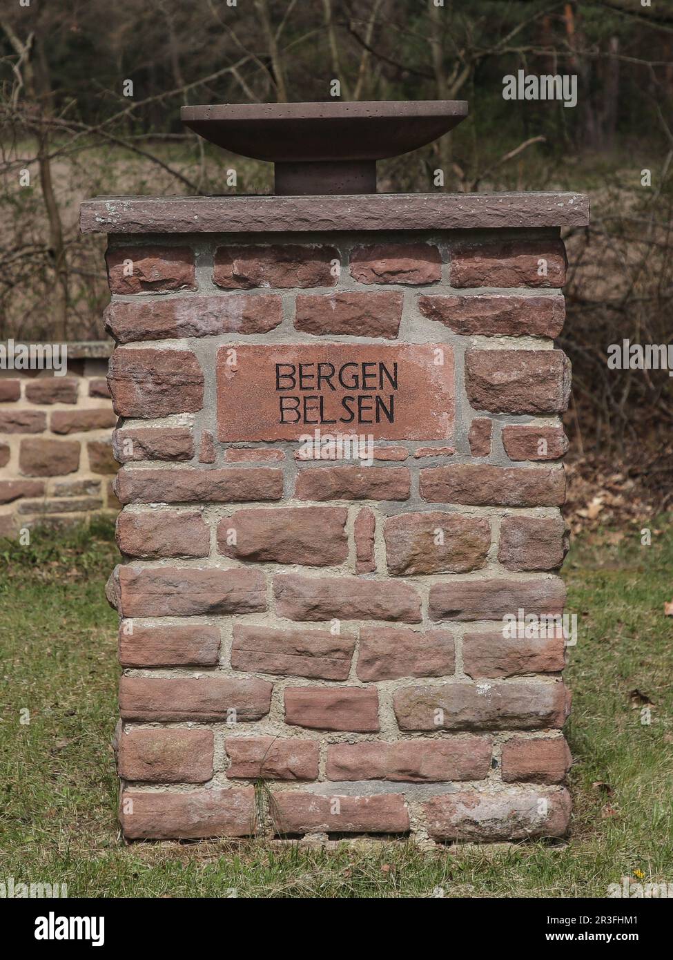 Pilier avec inscription camp de concentration de Bergen-Belsen devant la mort mars Memorial Dolle Banque D'Images