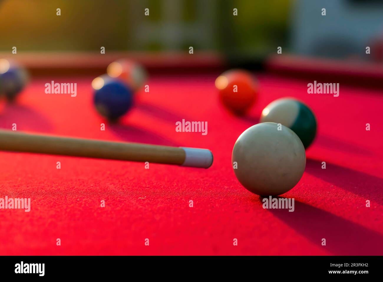 Les boules de billard sont allumées sur le feu tout en étant assis sur UN Table de billard dans un environnement extérieur Banque D'Images