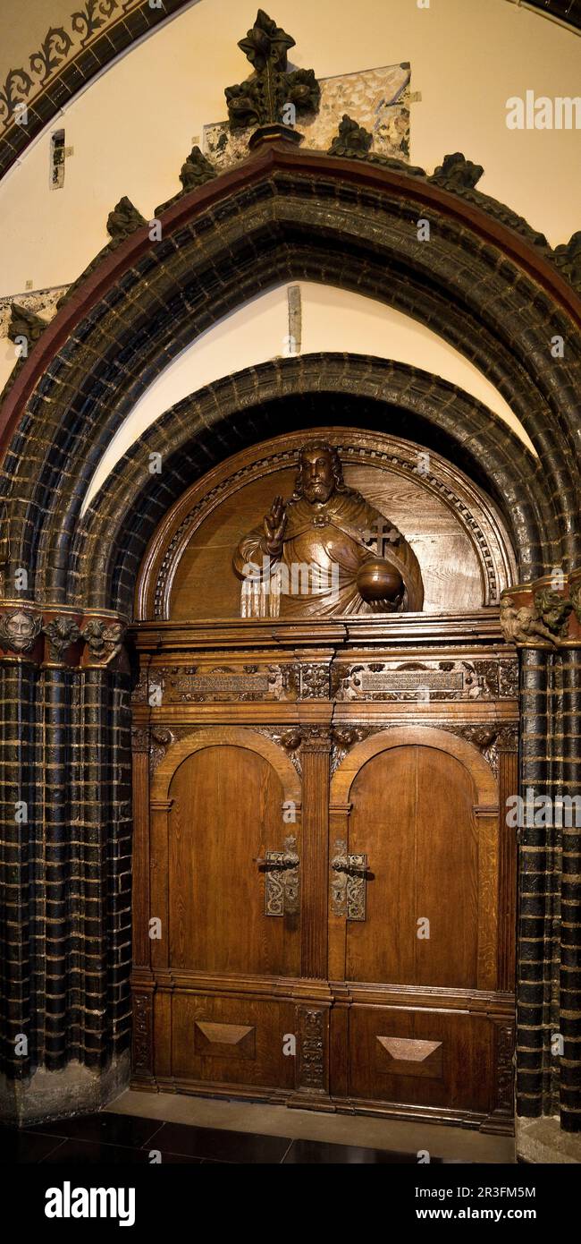 Imposante porte en bois dans le hall d'entrée, hôtel de ville historique de Luebeck, Luebeck, Allemagne Banque D'Images