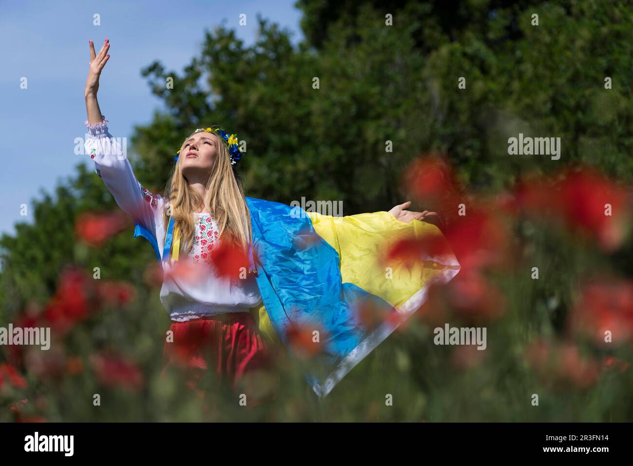 Une jeune femme ukrainienne montre son soutien à son pays alors que la guerre avec la Russie se poursuit Banque D'Images