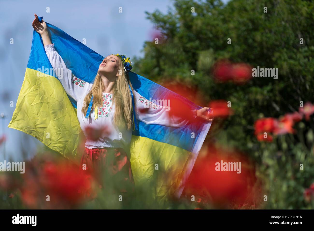 Une jeune femme ukrainienne montre son soutien à son pays alors que la guerre avec la Russie se poursuit Banque D'Images