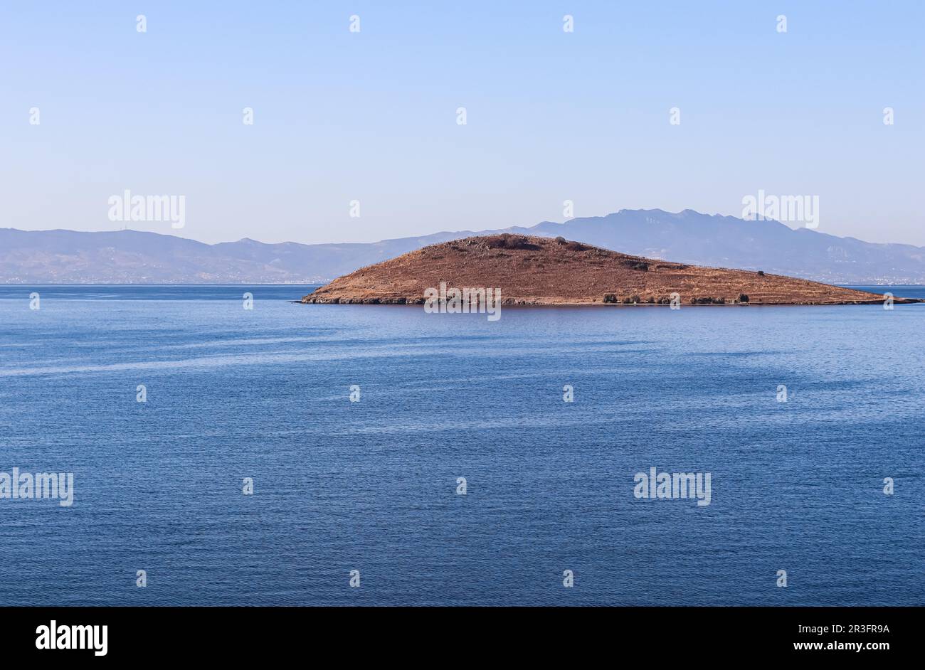 Mer, montagnes et ciel bleu. Concept de paysage marin paisible et de nature côtière. Banque D'Images