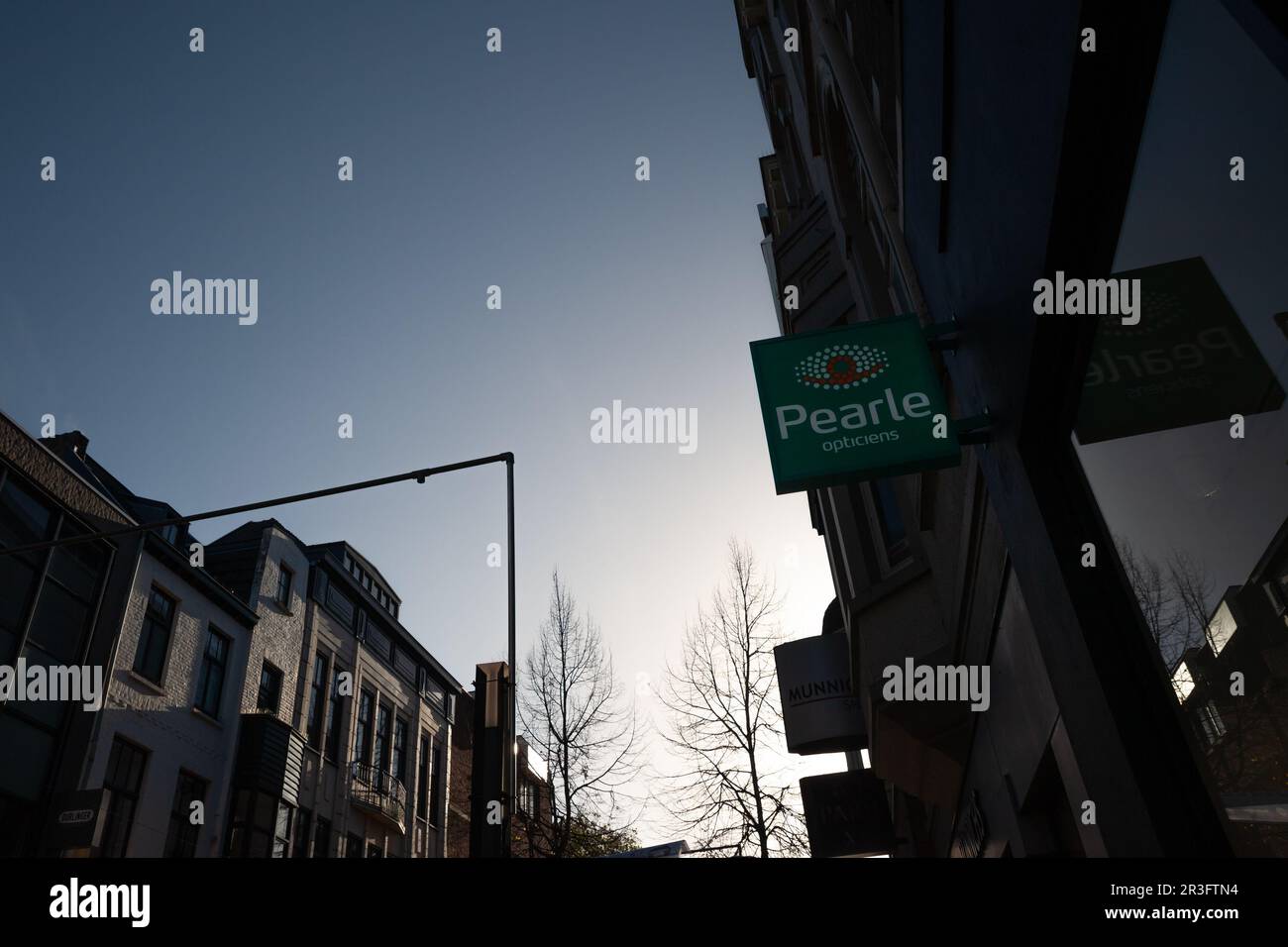 Photo d'un signe avec le logo de Pearle Opticiens à Heerlen, pays-Bas . Pearle Opticiens (anciennement Brilmij ) est une chaîne internationale d'optici Banque D'Images