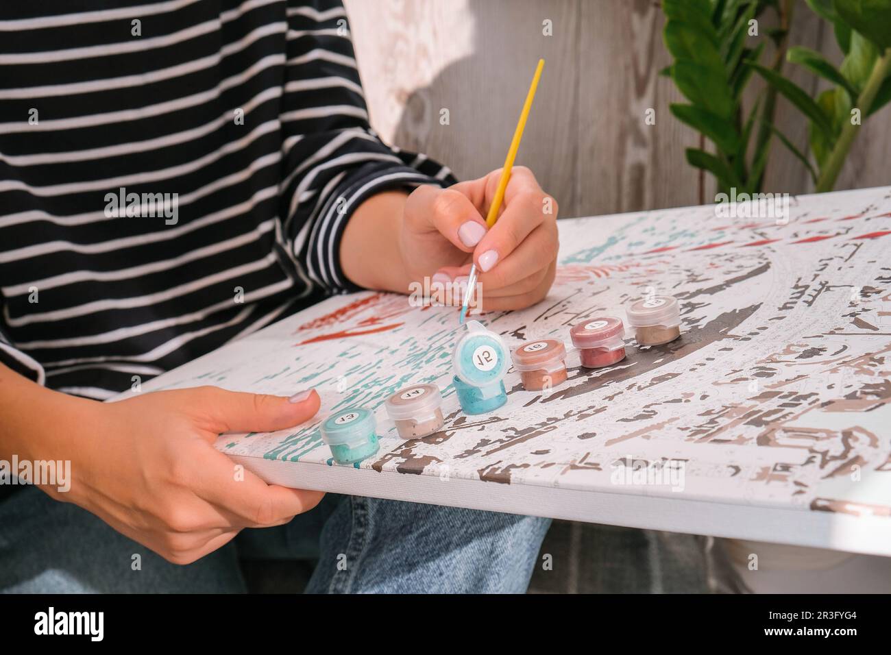 Femmes mains coloriage toile image par chiffres Créatif passe-temps. Peinture pour débutants. Activités de loisirs pour rester à la maison, Banque D'Images