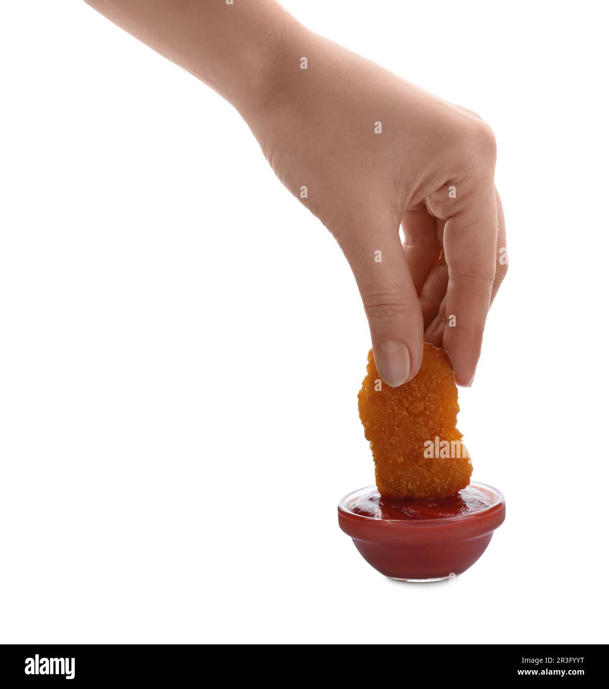 Femme trempant de délicieux nuggets de poulet dans du ketchup sur fond blanc, gros plan Banque D'Images