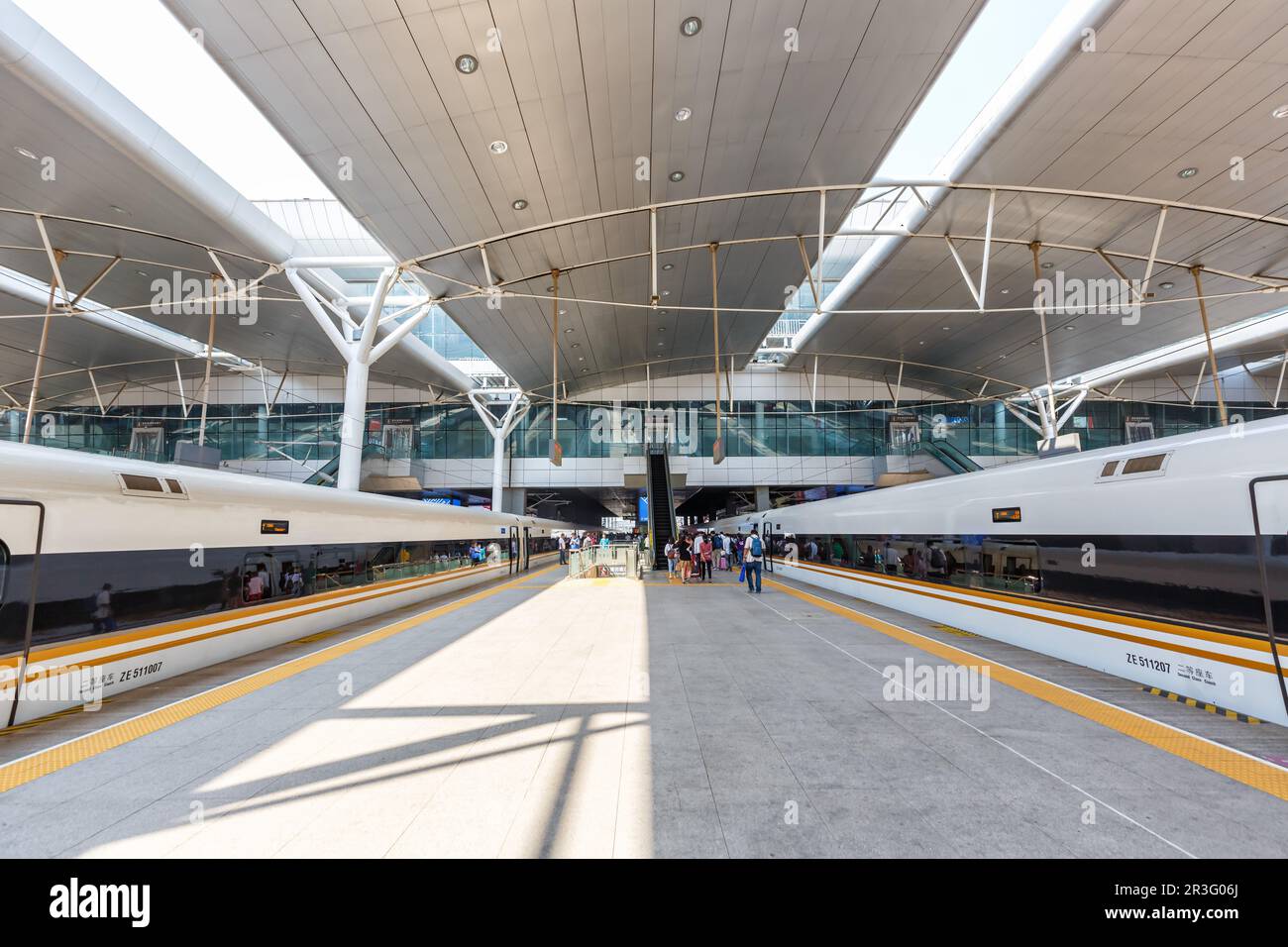 Train Fuxing train à grande vitesse train à grande vitesse HGV Gare de Tianjin en Chine Banque D'Images