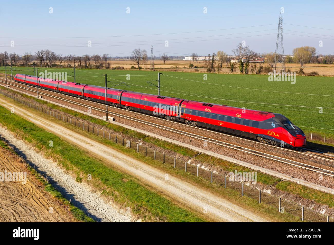 Italo ETR 675 train à grande vitesse Pendolino de Nuovo Trasporto Viaggiatori NTV sur la ligne Milan - Bologne près de Melegnano en Italie Banque D'Images