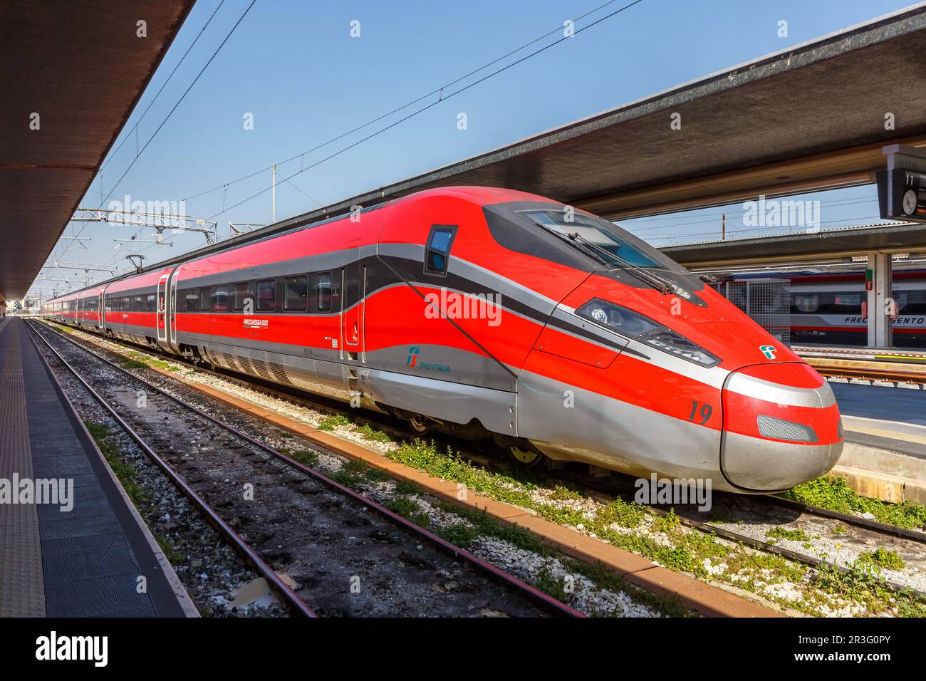 Train à grande vitesse Frecciarossa FS ETR 1000 de Trenitalia à la gare de Venise Santa Lucia à Venise, Italie. Banque D'Images